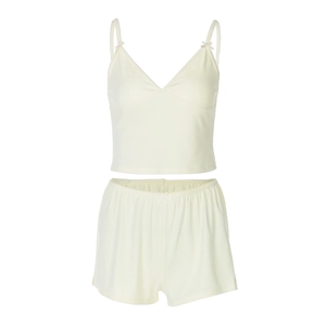 Détail de l'ensemble deux pièces beige clair avec nœud papillon et tissu côtelé doux