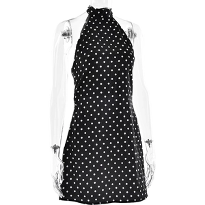 Détail d'une robe dos nu noire à pois avec un design sexy à lacets dans le dos