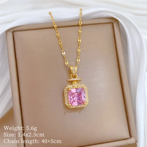 Détail du collier flacon de parfum en cristal rose avec dimensions dans un écrin à bijoux