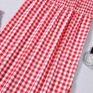 Detail aus rot-weiß kariertem Gingham-Stoff mit elastischem Smok und Baumwolltextur