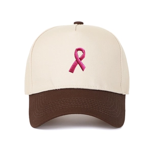 Detailansicht einer zweifarbigen 5-Panel-Basecap mit rosa Schleifenstickerei.