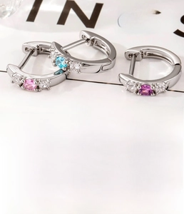 Detailansicht der silbernen Kupferohrringe mit 10mm rosa und blauen Zirkonsteinen