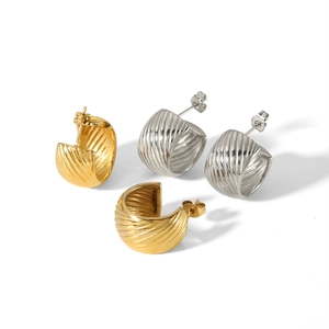 Détail de boucles d'oreilles C en acier inoxydable doré et argenté avec texture striée