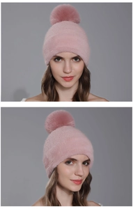Vue détaillée du bonnet d'hiver rose avec pompon sur un modèle sous différents angles