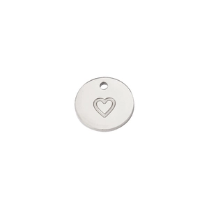 Pendentif rond en acier inoxydable argenté avec détail de cœur gravé sur fond blanc