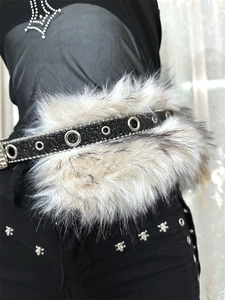 Gros plan d'une ceinture punk Y2K avec garniture en fausse fourrure et strass brillants