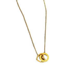 Collana minimalista in acciaio al titanio dorato con anelli intrecciati e numeri