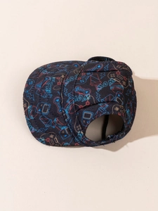 Dettaglio cappello per cani con stampe gaming neon, fori per orecchie e cinturino