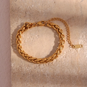 Detail of 18K gold plated 6mm basket weave chain with lobster clasp and extension