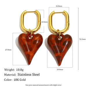 Orecchini a cerchio in acciaio oro 18K con lunghi ciondoli a cuore in acrilico maculato