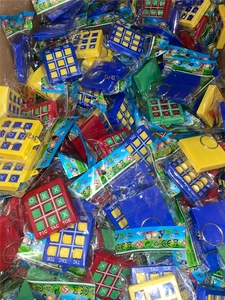 Lot de mini porte-clés jeu de morpion colorés dans des emballages individuels en plastique