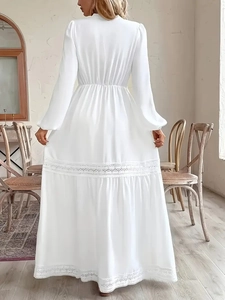 Rückansicht eines eleganten weißen Kleides mit Spitzenbesatz und Laternenärmeln