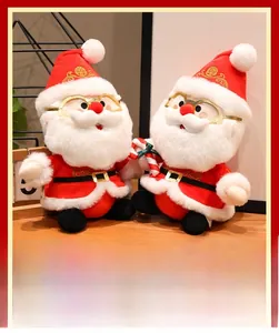 Détail de poupées Père Noël en peluche avec lunettes dorées et accessoire sucre d'orge
