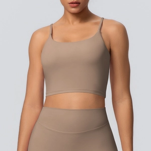 Détail du soutien-gorge de yoga marron avec fines bretelles et tissu de sport mat texturé