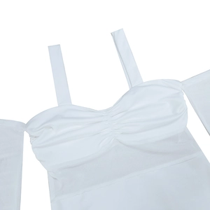 Détail du corsage blanc plissé avec empiècements en résille transparente et coutures fines