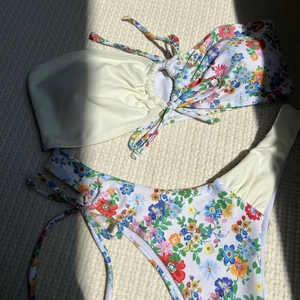 Détail à plat d'un bikini floral en patchwork avec bas à nouer et haut bandeau chic