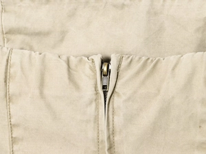 Détail du tissu de la robe midi kaki montrant la fermeture éclair métallique robuste