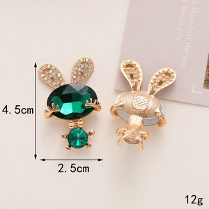 Ciondolo a coniglio in lega dorata con gemma smeraldo e strass, misura 4,5x2,5 cm