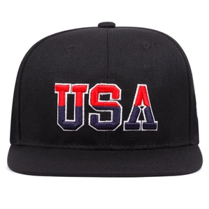 Detailaufnahme der rot-blauen USA-Stickerei auf einer schwarzen Baumwoll-Snapback-Kappe