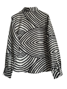 Vista posteriore della camicia da donna a maniche lunghe con stampa a onde in bianco e nero