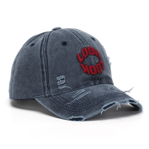 Dettaglio del cappello vintage con ricamo LOOK LOOK rosso e rifiniture con effetto strappato