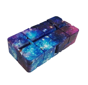 Dettaglio ravvicinato del cubo Infinity antistress con motivi di nebulosa cosmica