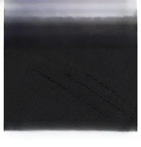Détail des coutures doubles durables sur une casquette noire respirante à séchage rapide