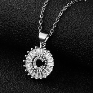 Vue détaillée du collier avec pendentif lettre C argenté orné de zircons cubiques