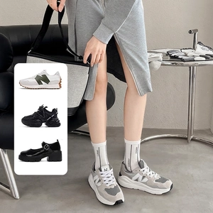 Chaussettes blanches en coton avec broderie CHERRY et rayures noires élégantes