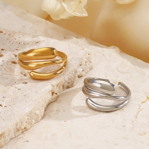 Anelli minimalisti in acciaio inossidabile placcati oro 18K con linee fluide irregolari