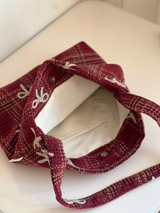 Vue détaillée du sac à carreaux rouges avec fermoir magnétique et doublure en tissu blanc