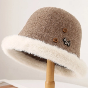 Cappello a secchiello in feltro marrone con bordo in ecopelliccia bianca e cane