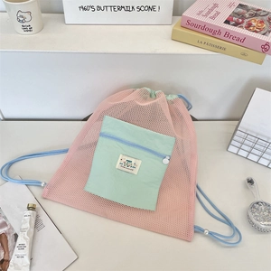 Détail du sac à dos en maille rose avec poche zippée vert menthe et perles décoratives