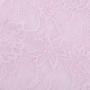 Primer plano de tela de encaje rosa con bordados florales y textura de malla fina