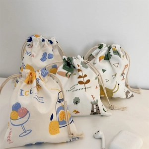 Mini bolsas con cordón y varios patrones de dibujos para guardar objetos pequeños