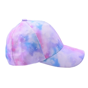 Détail de la casquette tie-dye avec motif galaxie dégradé violet rose et étoiles