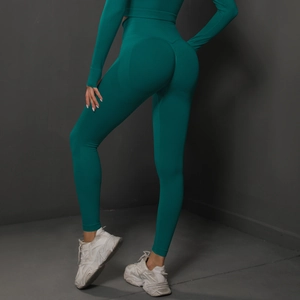 Détail du pantalon de yoga taille haute sans couture et du haut court en tricot vert foncé