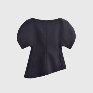 Haut noir chic à manches bouffantes et ourlet asymétrique en tissu tissé