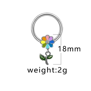 Détail d'un bijou de piercing à fleurs avec dimensions de 18mm et poids de 2g