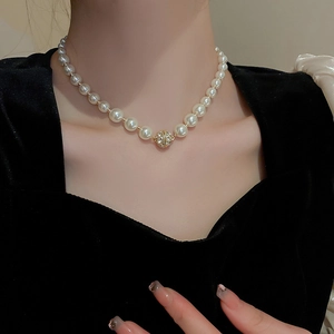 Detail einer französischen Vintage-Perlenkette mit strassbesetztem Gold-Magnetverschluss