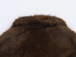 Gros plan sur la texture en fausse fourrure marron et le col d'une veste tendance