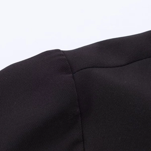 Gros plan sur les coutures professionnelles et la texture du tissu noir d'un polo femme