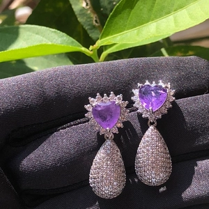 Romantische Ohrringe mit violetten Kristallen in Herzform und Zirkonia-Verzierung