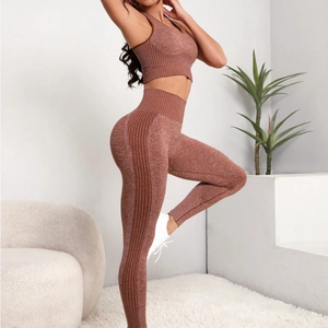 Detailansicht des nahtlosen High-Waist-Yoga-Sets mit Rippenstricktextur in Melange-Rot