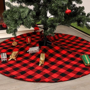 Jupe de sapin de Noël à carreaux rouges et noirs dans un décor festif et chaleureux