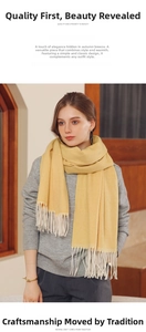 Détail macro de l'écharpe en tricot jaune vif avec motif à chevrons et longues franges blanches