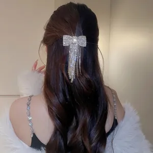 Barrette à cheveux nœud argenté avec pampilles en strass brillants pour coiffure chic