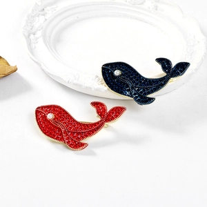 Broches baleine élégantes avec cristaux étincelants et perle en rouge et bleu foncé
