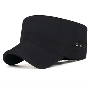 Vue détaillée d'une casquette cadet noire avec œillets métalliques et tissu respirant