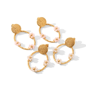 Boucles d'oreilles créoles en acier doré avec texture martelée et détails floraux